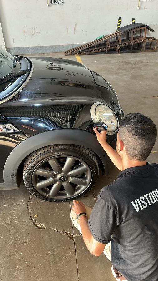 Especialista SafeCar realizando vistoria cautelar com micrômetro